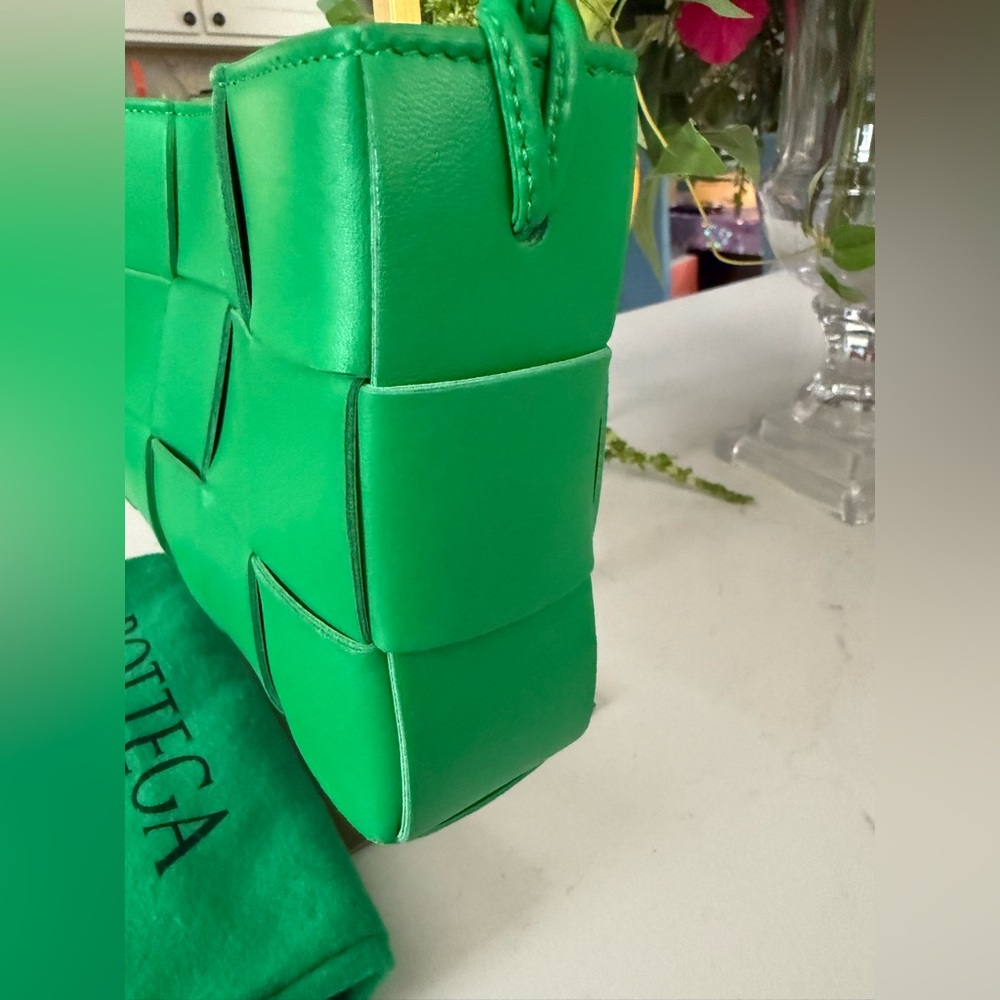 BOTTEGA VENETA Calfskin Maxi Intrecciato Cassette Pouch on Strap in Parakeet - Picture 4 of 15